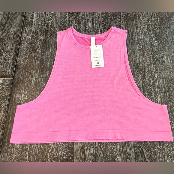 avocado Tops - NWT avocado Seamless Go To